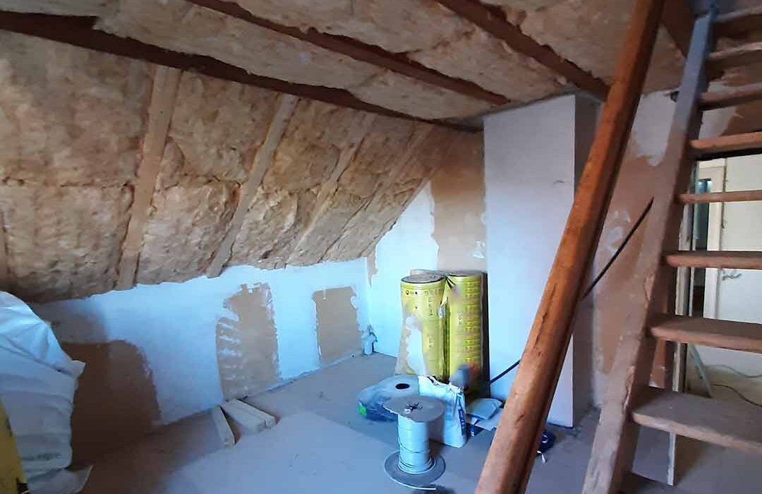 Renovierungsarbeiten in einem alten Bauernhaus zeigen neue Daemmung am Dach