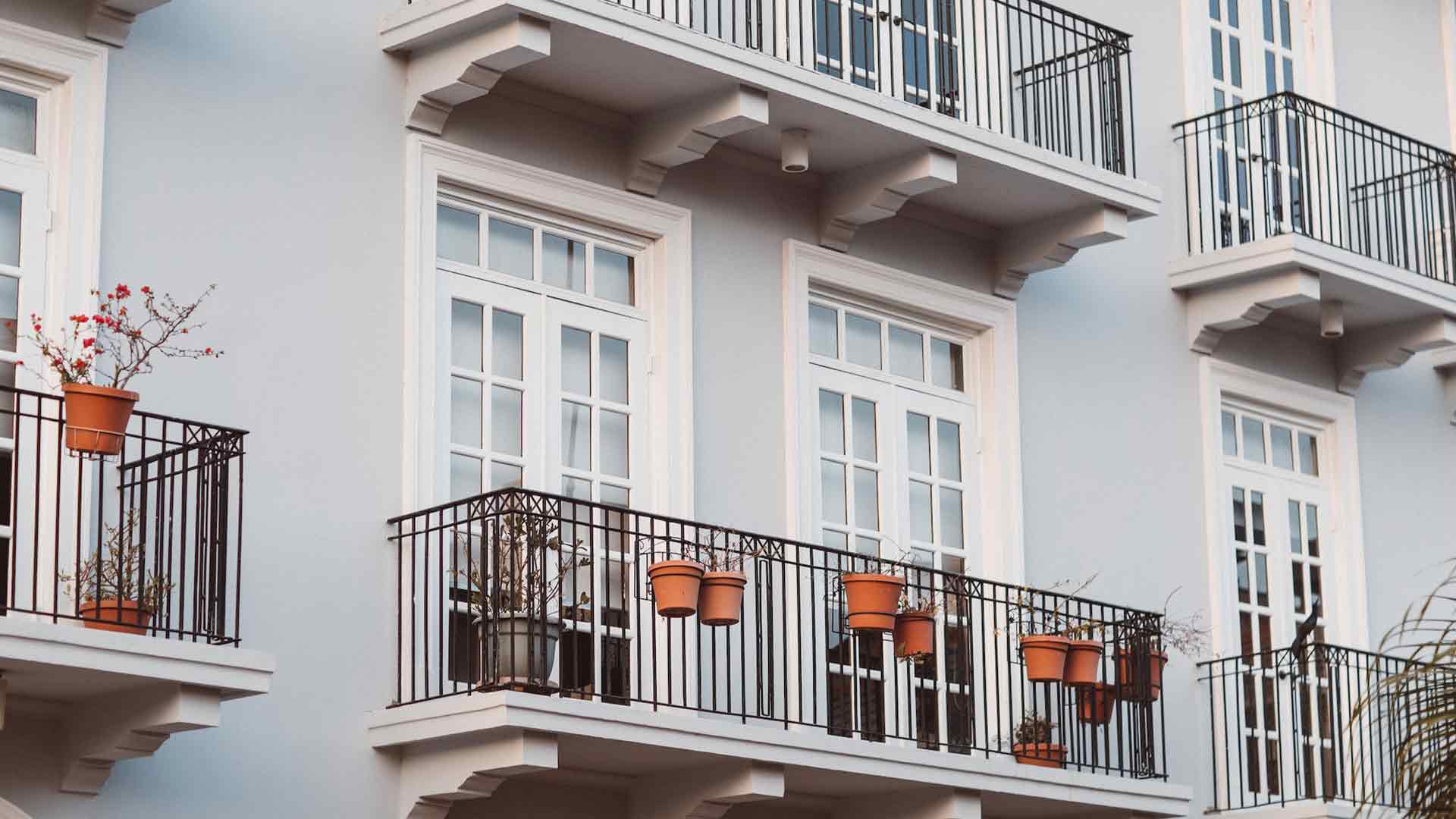 Klassische hohe Sprossen Fenster Loerrach in einem Altbau mit Balkonen