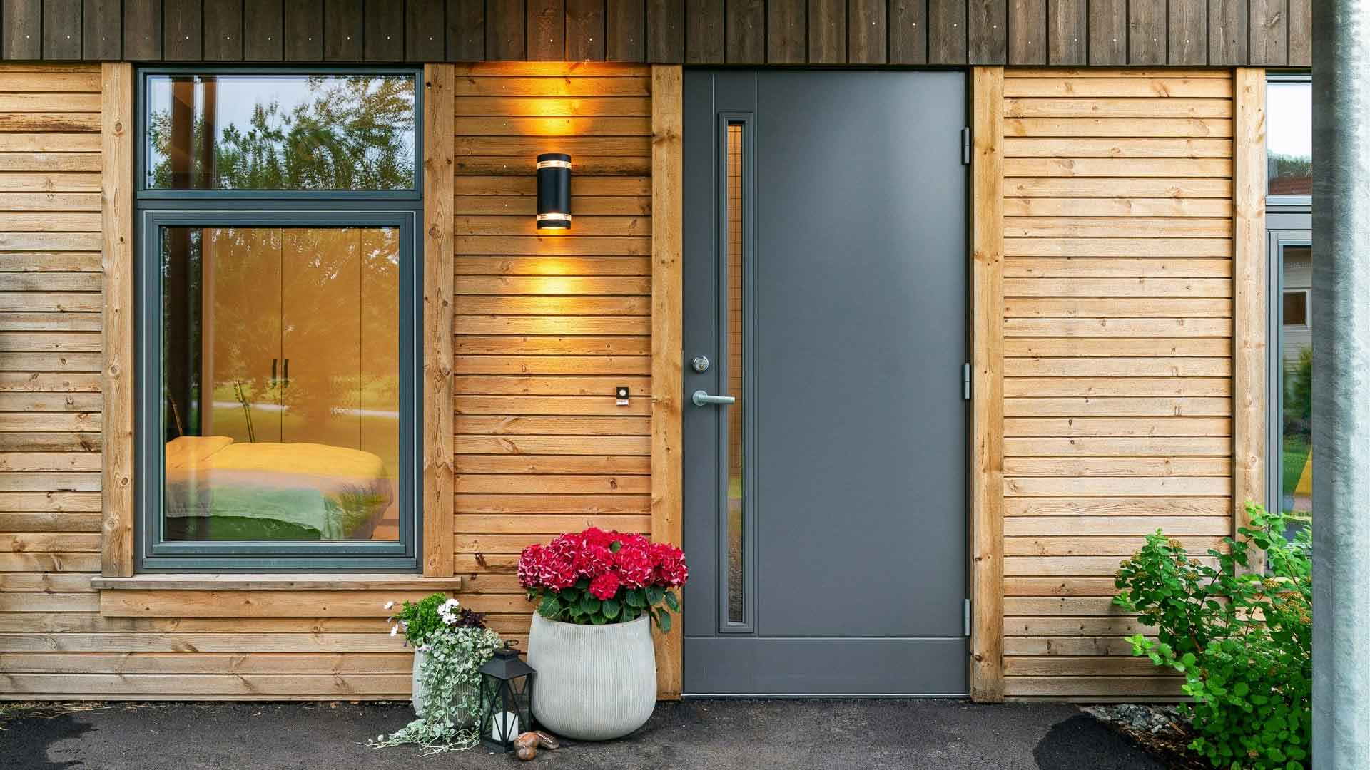 Trendfarbe-Anthrazit-bei-Fenstern-und-Tueren