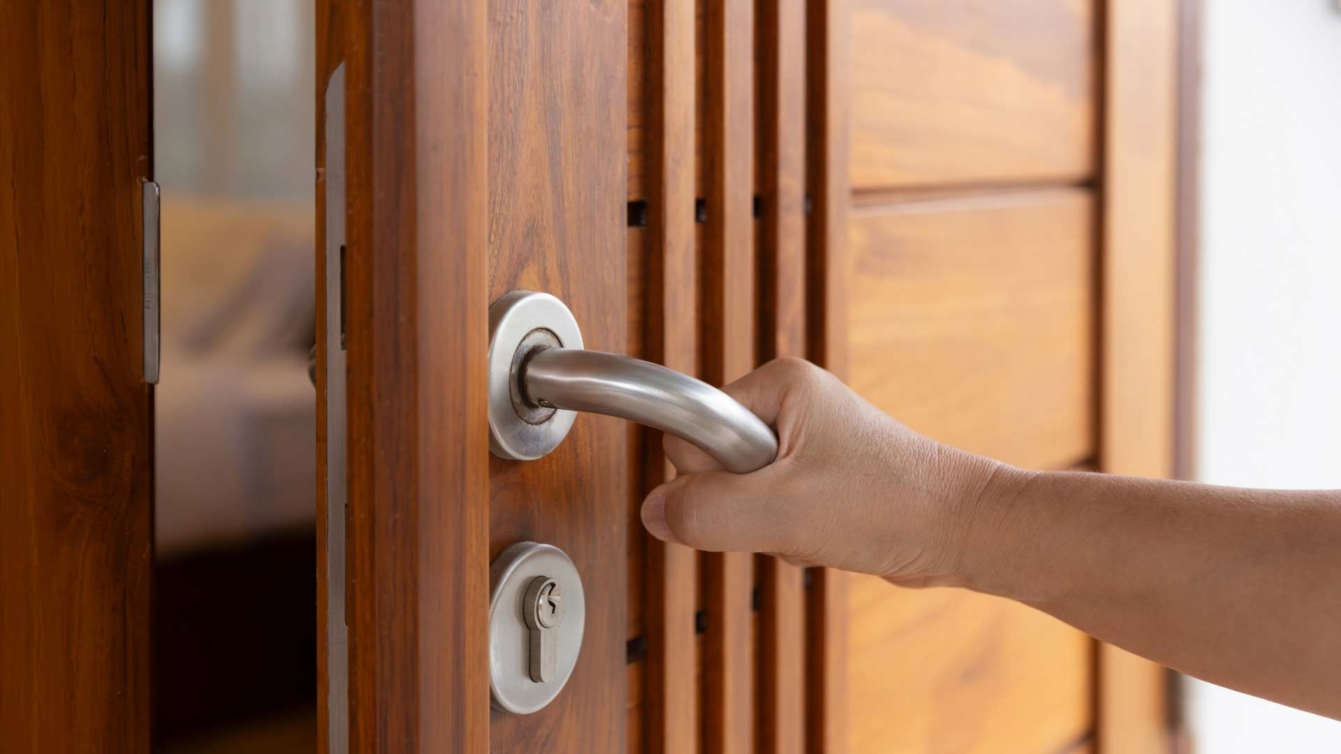 Tuerschloss-im-Winter-pflegen